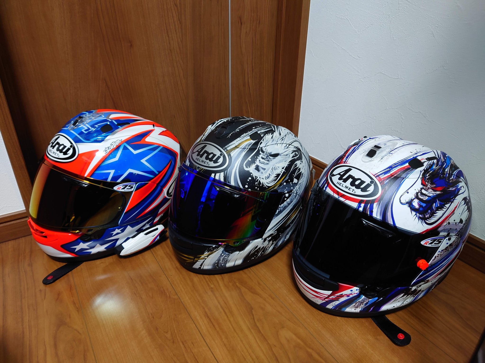 アライヘルメット Arai Helmet アライ契約ライダーのシールドに貼られている R75 ステッカー スポンサーロゴではありません 丸く滑らかな帽体表面で 衝撃を外へ逃がす かわす アライが重要と考える かわす性能 を意味したステッカーです 今は