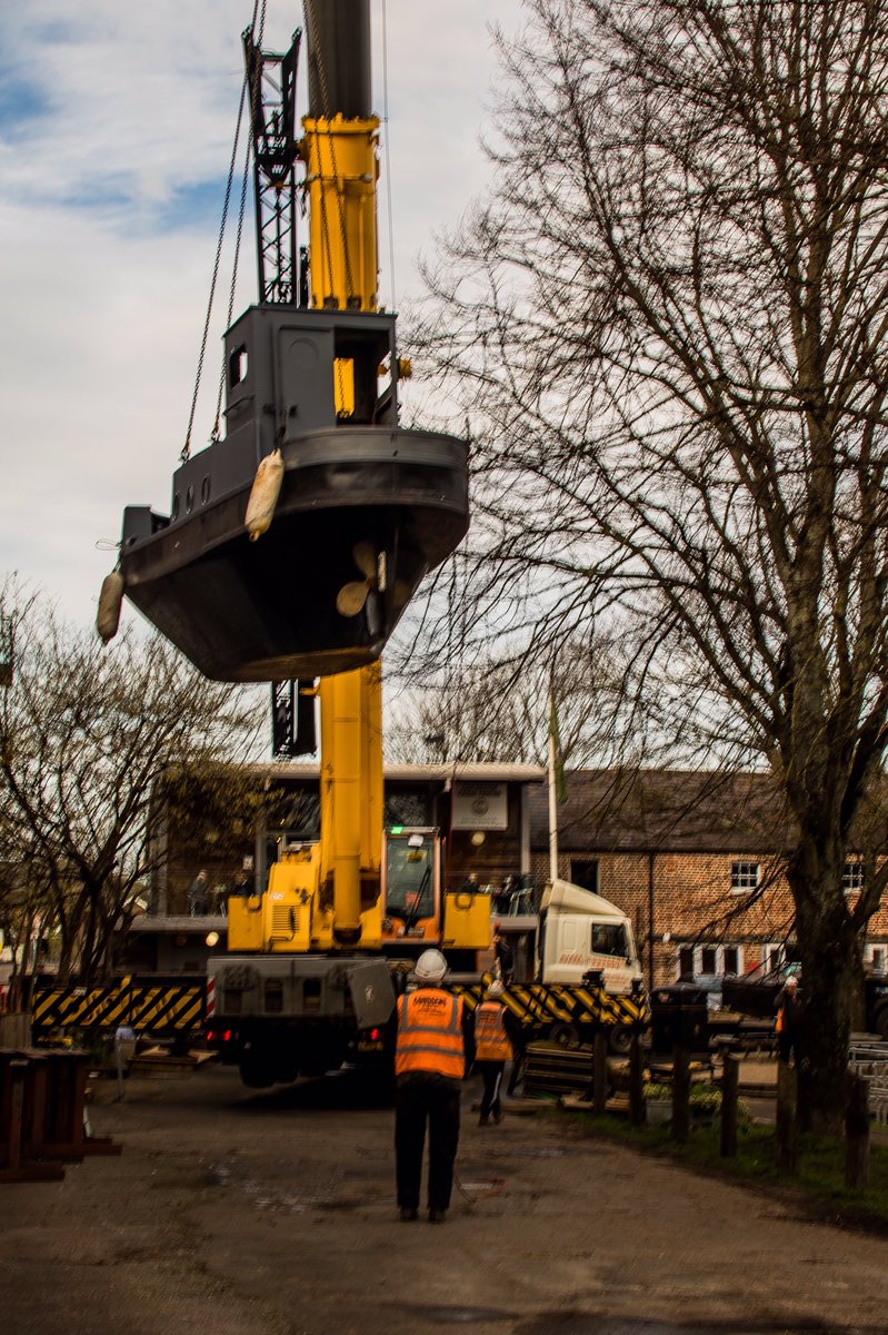 Flying high at the canal basin yesterday! Following legal inspections, painting & a few running repairs, Kingfisher and workboats were lifted back into the water. The activity certainly drew the crowds! I @IWA_UK  @chichester_city @ChichesterDC @V2RadioSussex 📸 Dave Standley