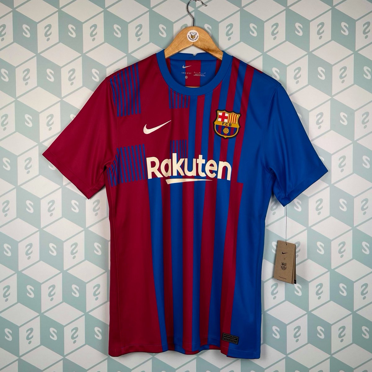 SurpriseShirts's tweet image. If Pierre-Emerick Aubameyang is IN THE SQUAD today for Barcelona against Atletico Madrid, we'll giveaway a surpriseshirts.co.uk Mystery Box! 🇬🇦⚡️

👇 How to enter
♻️ Retweet
✅ Follow us 

That's it! Good luck 🍀