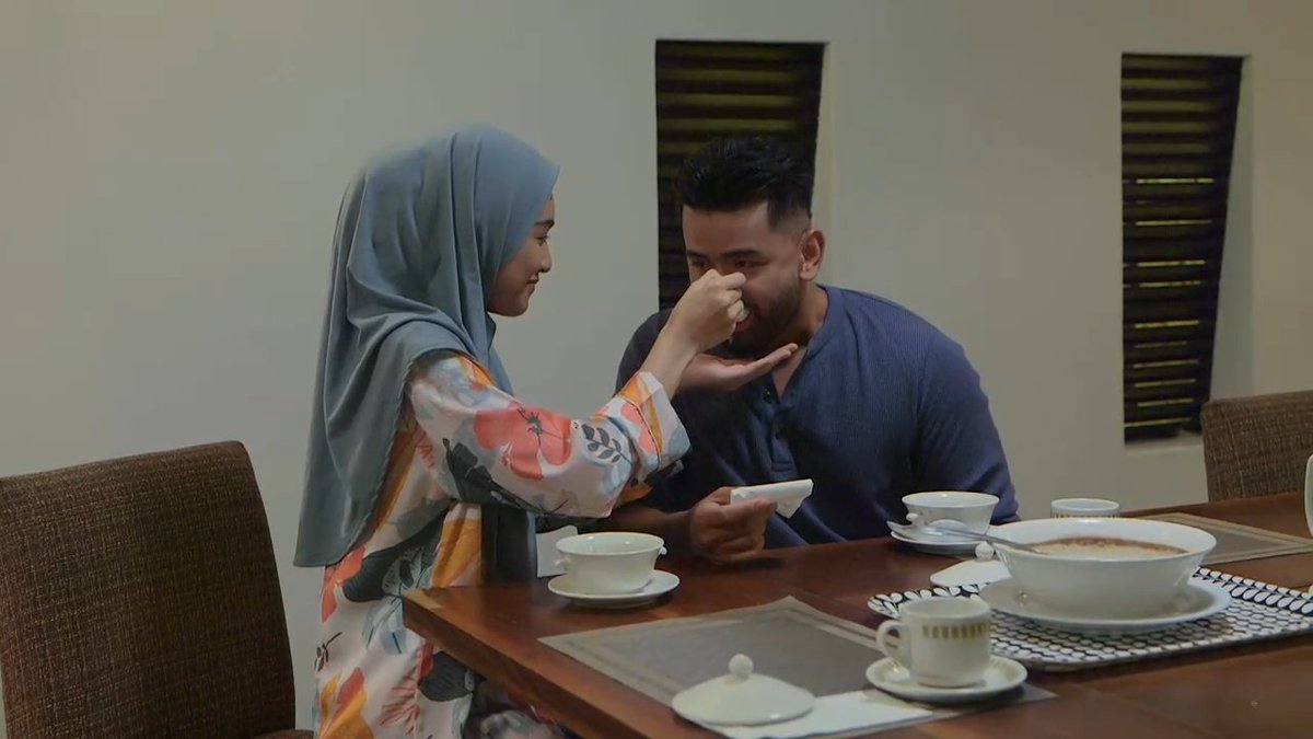 MardziahMarziah's tweet photo. Khmb...Suka tgk episod ni...bersemut skrin..
#sharifahrose
#redzarosli
#khmb https://t.co/TCBnlVHpPq