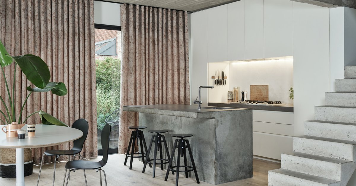 woon_specialist's tweet photo. Wist je dat donkere raamdecoratie een trend is in 2022? Donkere tinten en zware stoffen gordijnen bijvoorbeeld. Maak van je gordijnen echte eyecatchers in jouw interieur. Inspiratie opdoen? Kom naar de winkel of bekijk meer online! https://t.co/L3mKZI53iv #gordijnen #wonen https://t.co/Cvvy4ogh5D