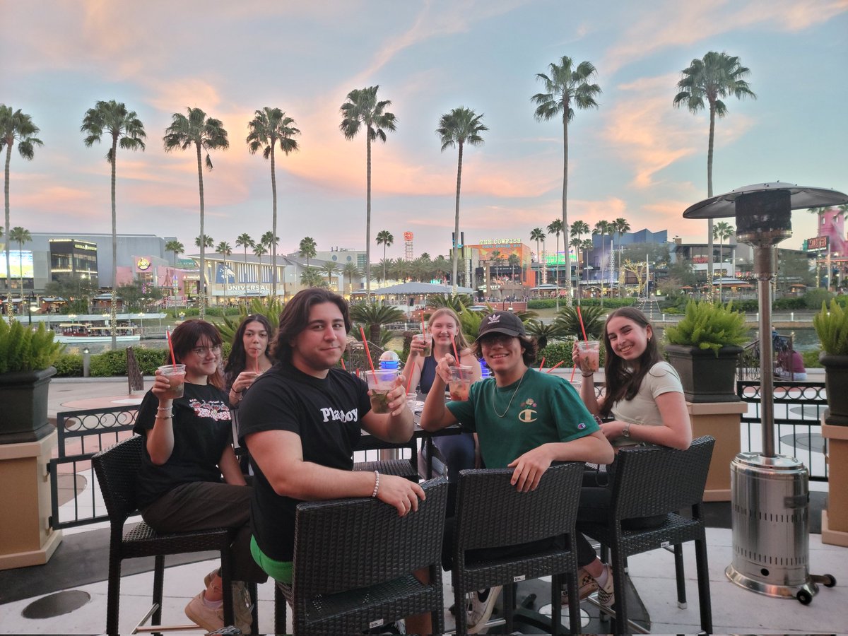 MiddletownDECA's tweet photo. Sunny Orlando at the #DECASEM Conference with @DECAInc President Obrien and 85 degree weather. The ๐ always shines on Middletown DECA. https://t.co/mfTida9udj