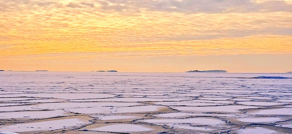 Baltic sea is freezing 
#Helsinki #GoldenHour https://t.co/aZdy0HMx9S