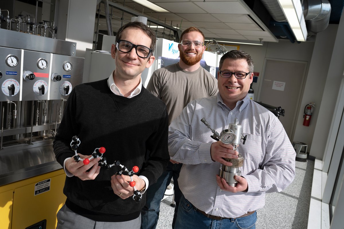 The University of Akron (@uakron) on Twitter photo How long does plastic take to degrade when it's disposed of? Years? Decades? The answer is centuries. 😮 Meet James Eagan, a <a href="/UAkron_Engr/">UA Engineering and Polymer Science</a> professor who is aiming to solve that issue using carbon dioxide.
⚛️ Read about Eagan's work and what C02 can do: ow.ly/K7YX50HKLjM How long does plastic take to degrade when it's disposed of? Years? Decades? The answer is centuries. 😮 Meet James Eagan, a <a href="/UAkron_Engr/">UA Engineering and Polymer Science</a> professor who is aiming to solve that issue using carbon dioxide.
⚛️ Read about Eagan's work and what C02 can do: ow.ly/K7YX50HKLjM
