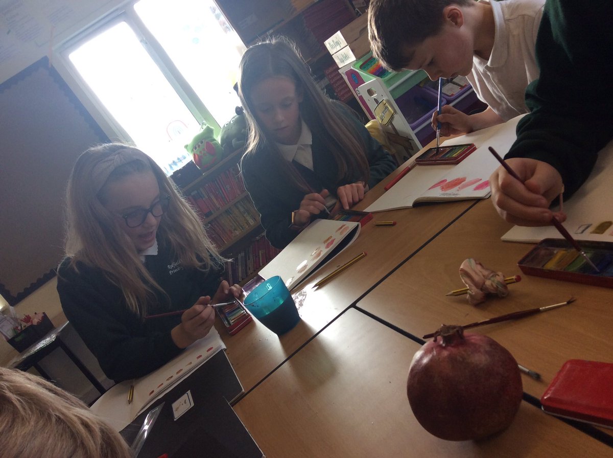 MapleClass_RE's tweet image. Linking to our class book #boyatthebackoftheclassroom , we are life drawing and using our water colours to create a colour pallet for a pomegranate. Ahmet would love these!