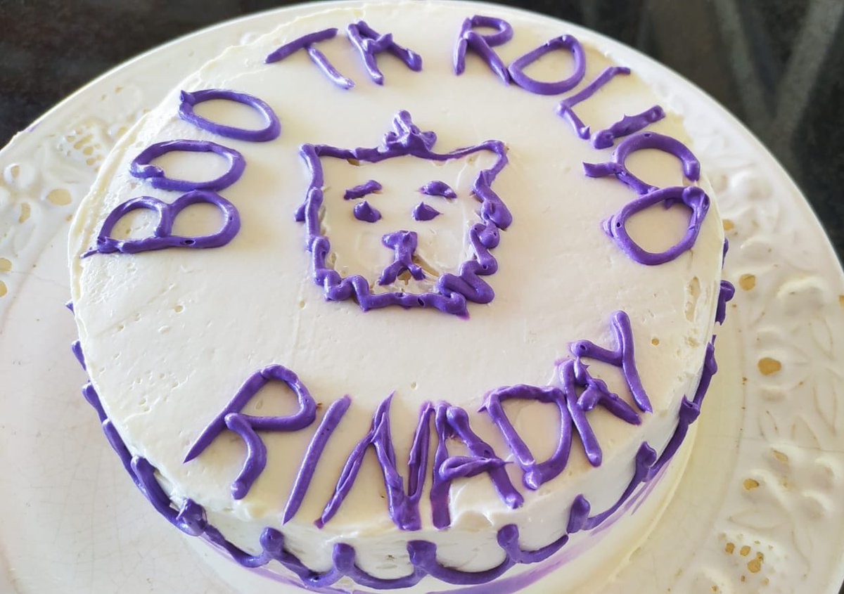 jeongiology's tweet photo. em homenagem ao #RinaDay fiz um bolinho assim pela primeira vez e decorei com uma das milhoes de frases marcantes da nossa grande comediante marina ferrari (e como podem ver eu descobri um dom na confeitaria ! https://t.co/wwJ8Obs33x