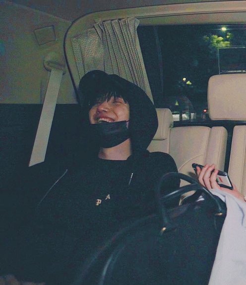 shru_koo's tweet photo. Yoongi being whipped for Jimin — A thread https://t.co/cNNobldU2T