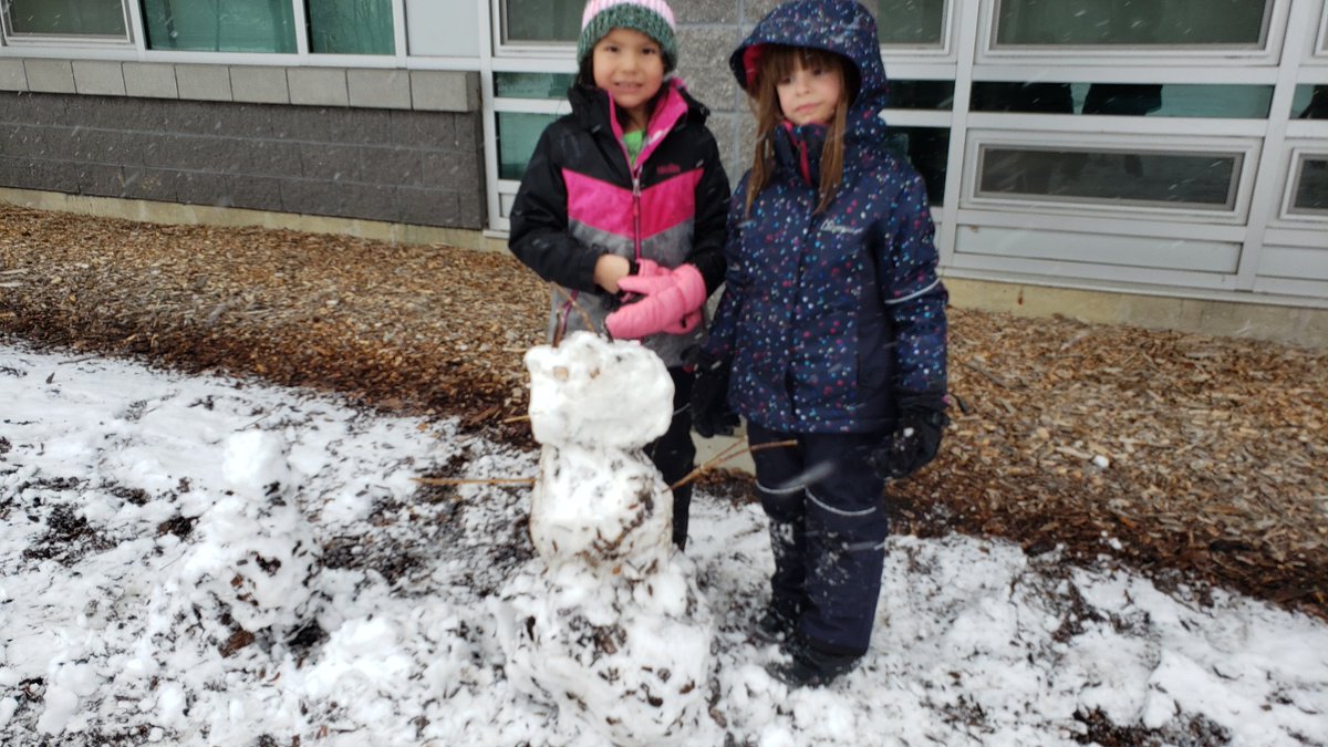 JBrentECE's tweet photo. Outdoors or in, snow gives us so many opportunities for playful learning. We #FadeInFadeOut to support and co-create the language of learning. #StartWithPlay https://t.co/JtLkSD59Ss