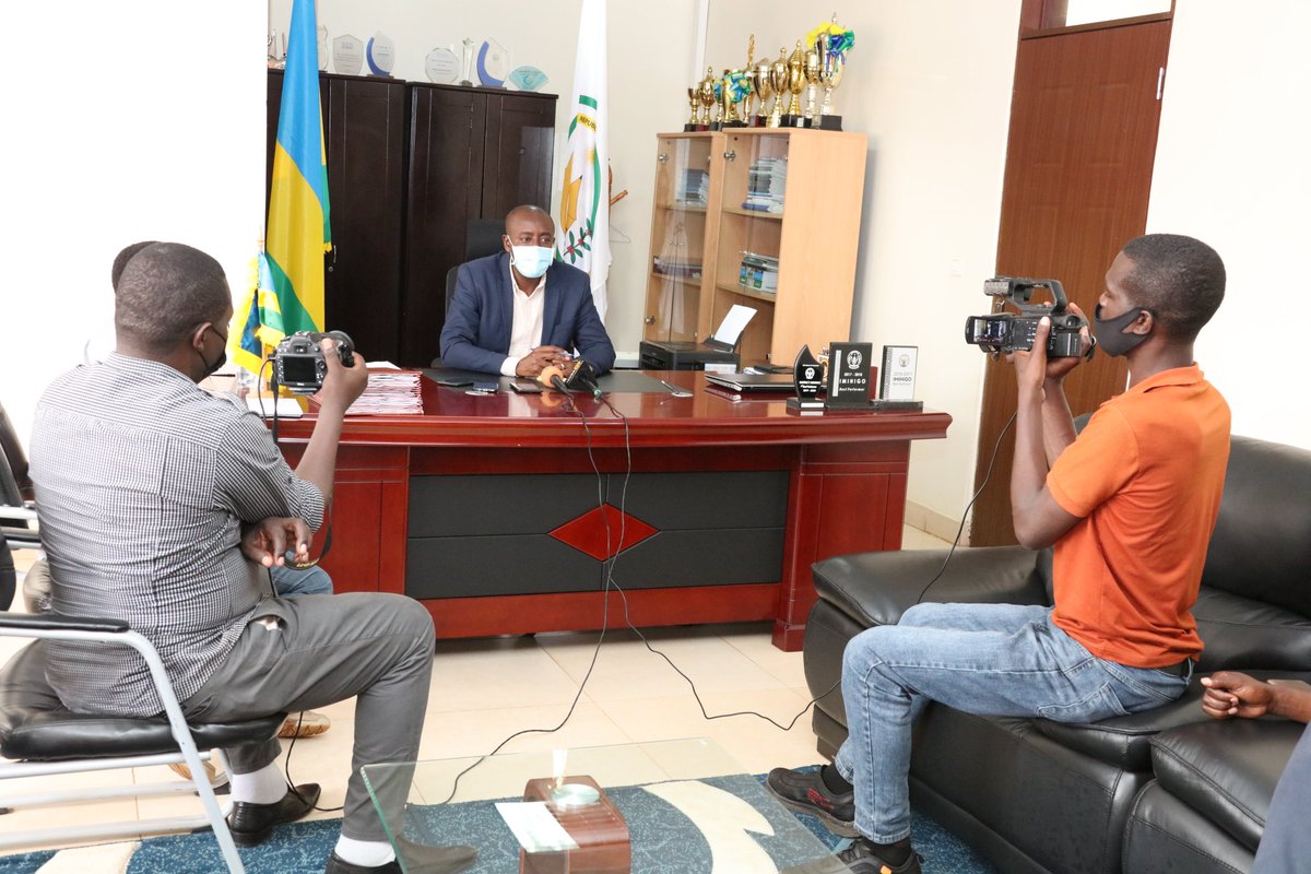 RwamaganaDistr's tweet photo. Muri aka kanya, Meya @RadjabM arimo kugirana ikiganiro n'abanyamakuru bakorera ibitangazamakuru bitandukanye. Iki kiganiro kirimo kwibanda Ku ishyirwa mu bikorwa ry'#Imihigo y'Akarere ka Rwamagana muri uyu mwaka w'ingengo y'imari wa 2021/2022. #Tujyanemo
 @RwandaLocalGov @gatjmv https://t.co/JW4Gddbzh8