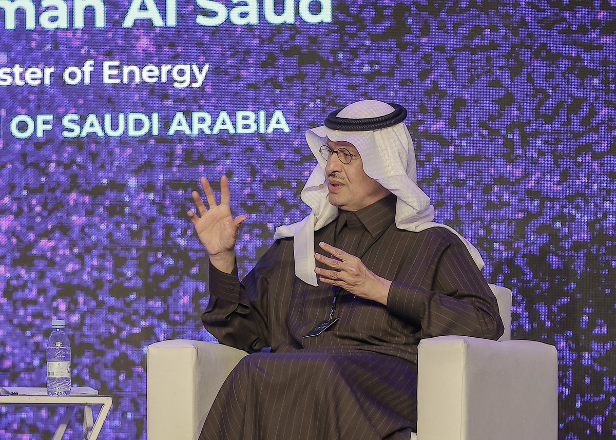 saudistuff's tweet photo. سمو وزير الطاقة الأمير عبدالعزيز بن سلمان: 

لا أرى كلمة "مستحيل" باقية في قاموسنا كسعوديين، و الشاب السعودي الطموح هو من سيقود مستقبل بلاده. https://t.co/h7ZFBZkgoE