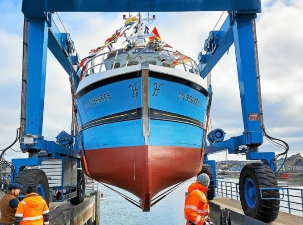 COPREXMA (@coprexma) on Twitter photo Le Chalutier St-Thérèse a été mis l’eau samedi à Paimpol. Une première depuis 33 ans pour le port. Réalisée au chantier <a href="/HemeuryF/">Chantier Naval Hemeury fabien</a>, sa construction a duré 1 an et demi. Cette nouvelle unité en bois mesure 11,98 m de long pour 6,55 m de large et est équipé d’un bulbe à bouchain. Le Chalutier St-Thérèse a été mis l’eau samedi à Paimpol. Une première depuis 33 ans pour le port. Réalisée au chantier <a href="/HemeuryF/">Chantier Naval Hemeury fabien</a>, sa construction a duré 1 an et demi. Cette nouvelle unité en bois mesure 11,98 m de long pour 6,55 m de large et est équipé d’un bulbe à bouchain.