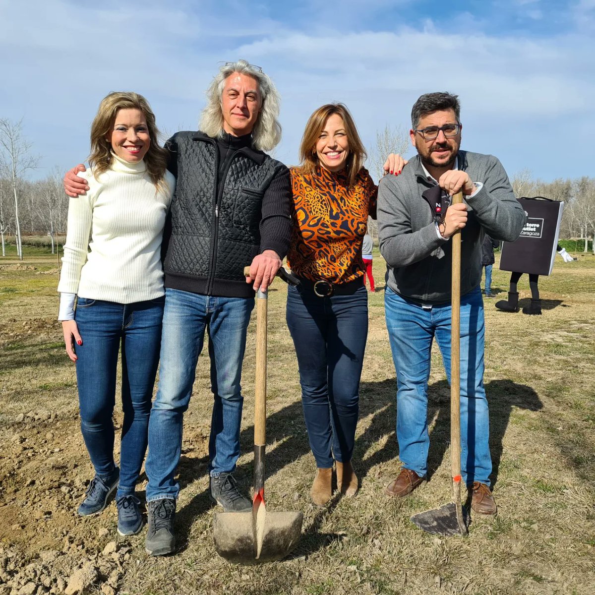 MariaGomezMkt's tweet photo. Experiencia muy chula 😊. Plantando uno de los 700.000 árboles del "Bosque de los Zaragozanos" 
#Desarrollo #Iniciativas @zaragoza_es @ZaragozaTurismo #ConradoMolina https://t.co/QJQ8Pc4MRB