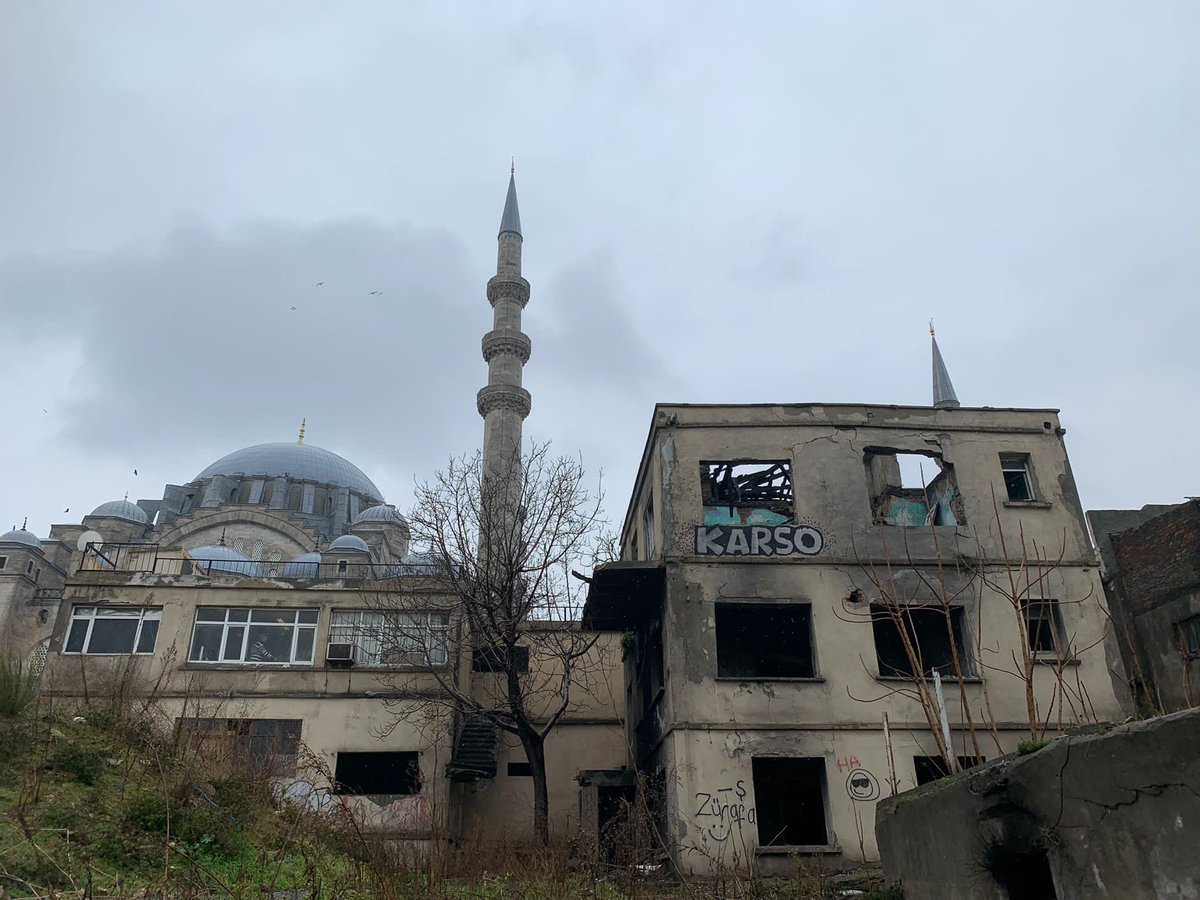 ayseolgunn's tweet photo. Süleymaniye’nin etrafı korku filmi seti gibi.Bu sabah o sokaklarda gezerken yüreğim ağzıma geldi.Hayalet bir semte dönmüş. Keşke olayı tek bir binaya indirgemek yerine etrafındaki yapılaşmayı daha geniş açıdan tartışabilsek.Ancak o zaman bu şehre samimiyetle sahip çıkmış oluruz. https://t.co/qCXJo7rNZ6