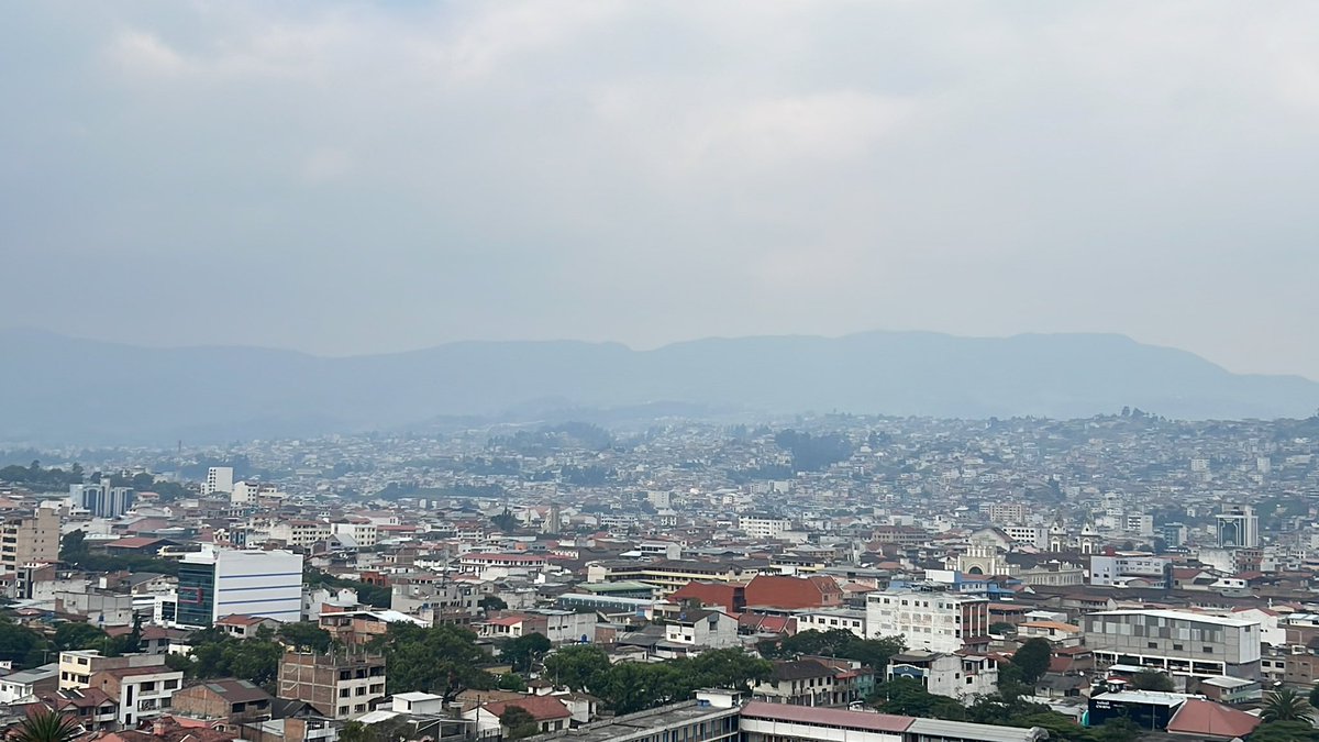 cortizleon's tweet photo. #Loja luce así en estos días, que estás imágenes nos sirvan para reflexionar que si seguimos contaminado y acabando con nuestra naturaleza, este paisaje se verá a diario, como ya sucede en algunas ciudades del mundo. Cuidar el #ambiente debe ser tarea de todos. https://t.co/uiKZPR4AP6
