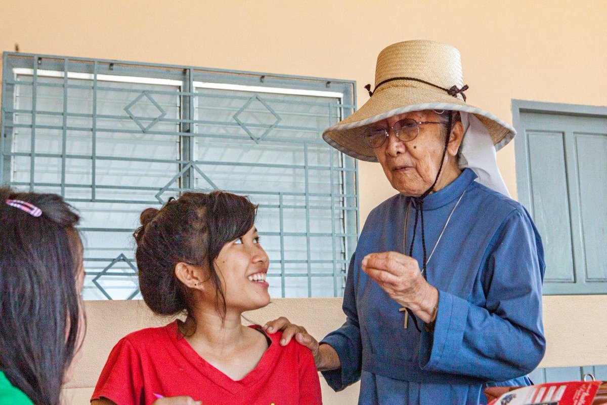 EnfantsduMekong's tweet photo. [#Hommage🇱🇦] Décès de sœur Marie-Catherine, notre plus ancienne responsable au #Laos, âgée de 92 ans. Elle a œuvré aux côté de notre fondateur René Péchard à Vientiane au tout début de nos actions et crée l'école des #sourds-#muets de Luang Prabang que nous soutenons toujours.🤲 https://t.co/SZ4fu2gPXJ