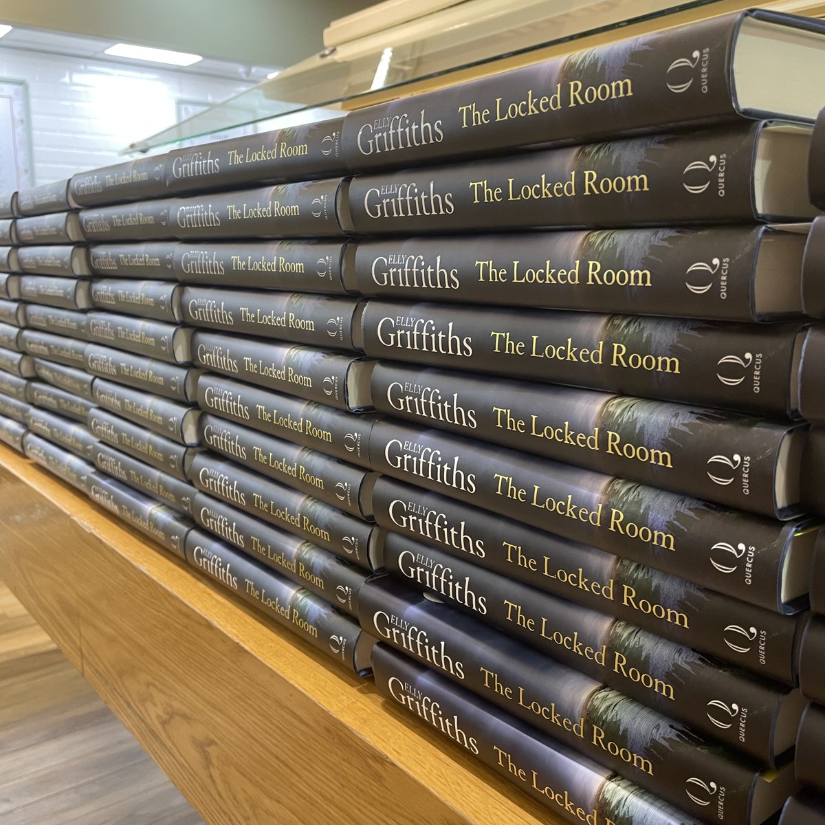 Jarrolds Books (@jarroldbooks) on Twitter photo Happy Publication Day to <a href="/ellygriffiths/">Elly Griffiths</a> & THE LOCKED ROOM! Huge thanks to all who joined us for an in-person launch <a href="/JarroldNorwich/">Jarrolds</a> last night - brilliant questions! Visit our website to win special prizes from <a href="/QuercusBooks/">Quercus Books</a> when you buy THE LOCKED ROOM jarrold.co.uk/departments/bo… Happy Publication Day to <a href="/ellygriffiths/">Elly Griffiths</a> & THE LOCKED ROOM! Huge thanks to all who joined us for an in-person launch <a href="/JarroldNorwich/">Jarrolds</a> last night - brilliant questions! Visit our website to win special prizes from <a href="/QuercusBooks/">Quercus Books</a> when you buy THE LOCKED ROOM jarrold.co.uk/departments/bo…