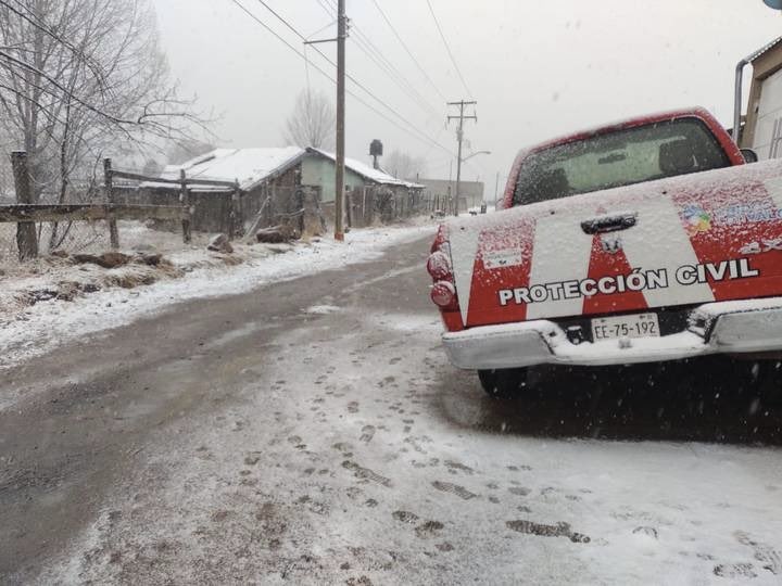 AnitaLomeli's tweet photo. Chihuahua amaneció bajo la nieve, luego de la #nevada que comenzó cerca de las 20 horas de ayer, y que sepultó todo a su paso, esto como parte de la alerta por tormenta invernal y frente frío número 28 pronosticado para este fin de semana en el estado🌨️🥶

📸: @heraldocuu https://t.co/kaqcKVf9RM