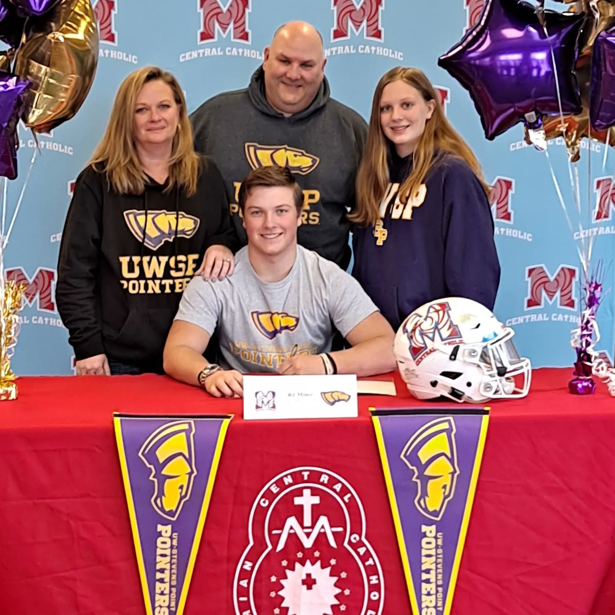 Rjm_57's tweet photo. Officially a pointer! 🐕🐕 can't wait to get to work! 💜💛 #pointerpride #rolldawgs
@central_marian @UWSPfootball @UWSPAthletics @Coach_KuligJ @CoachBreitbach @TopGunQB https://t.co/PYK5JwWSlo