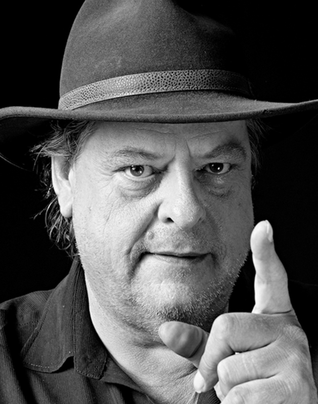 Jetzt ist er unterwegs auf seinem geliebten Sofa, dem »magischen Schiff, mit dem wir zu den letzten wirklichen Abenteuern schweben, dem fliegenden Teppich«. Wir trauern um Endo Anaconda. Die Macht seiner Stimme, sein schonungsloser Blick auf die Welt. unionsverlag.com/info/title.asp…