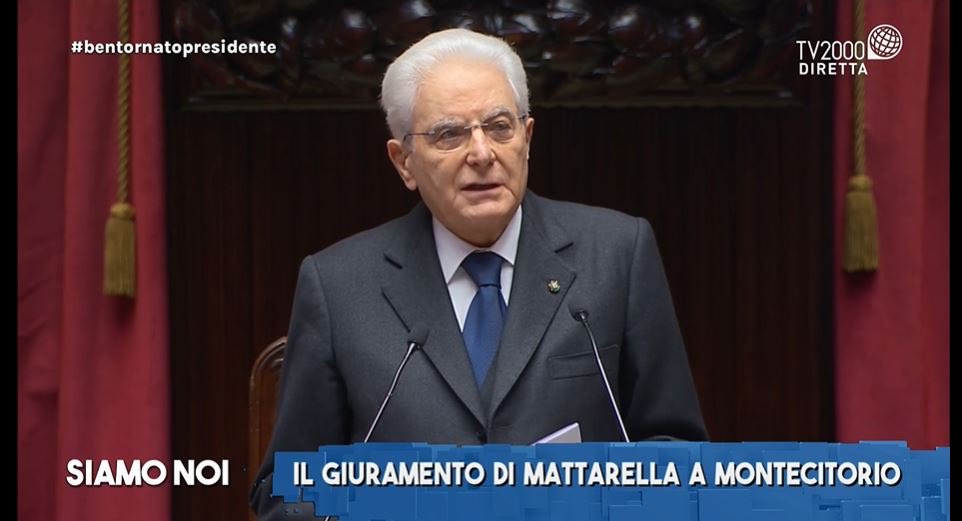 itsgiubi's tweet photo. Mattarella nerissimo.
E con lo sguardo sta incenerendo uno a uno i presenti.
#MattarellaBis #giuramento https://t.co/Y1gg4CSN85