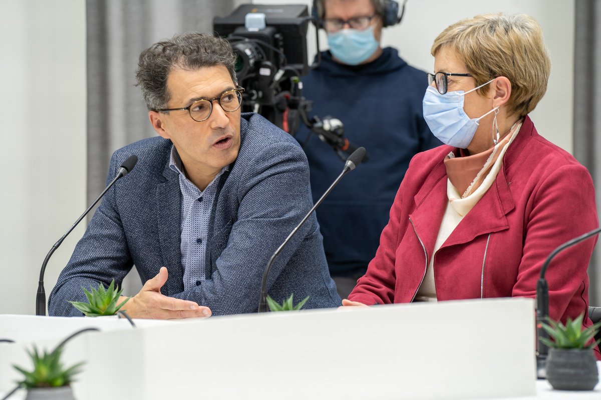 ca_saone's tweet photo. "Le fleuve, aujourd’hui, a de très grandes capacités. On pourrait mettre sur la Saône 10 fois de marchandises. L’enjeu, c’est de moderniser les ports"
Nicolas CHARTRE - Directeur du développement Voies Navigables de France
#CaSaone #Saone https://t.co/9lGUkaCV4e