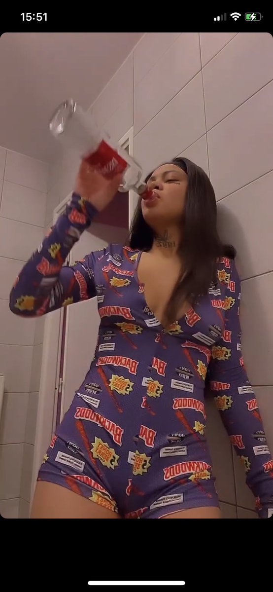letrip_j's tweet photo. C’est ça vos chanteuses d’aujourd’hui ? 
La gow a 18ans , les seins qui veulent prendre l’aire et les joues des fesses qui veulent nous dire bonjour!! Mais le pire c’est ce filmer complètement soule alors qu’elle est suivie par des mineurs , bravo bravo , bel exemple #iambillies https://t.co/cgS2Jd6lDx