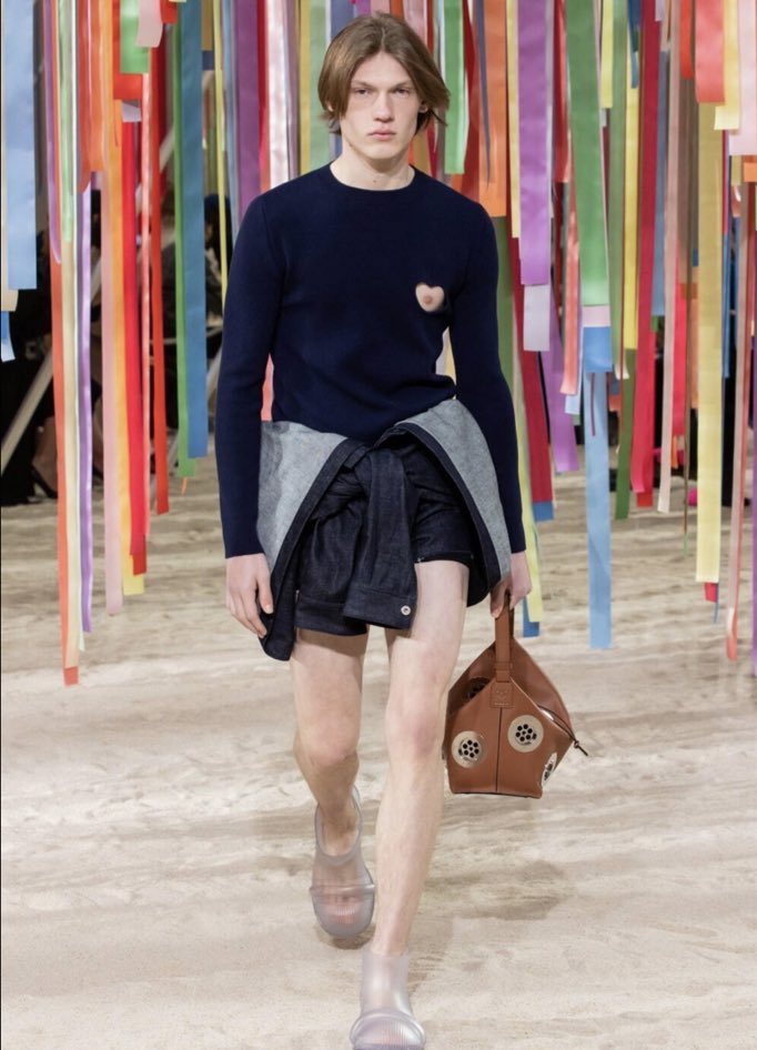 ファッションブランド ロエベ の秋冬コレクションがメッセージ性強すぎてもはやどう受け取れば良いのか分からない Togetter