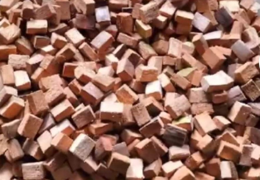 Coco Chip Coconut Coir is a planting medium made of dried coconut fiber or coir which has a porous nature and is able to bind water very well, so it will help the root growth process become better and the plant growth rate can be faster. Just contact us Whatsapp +6282179799917.