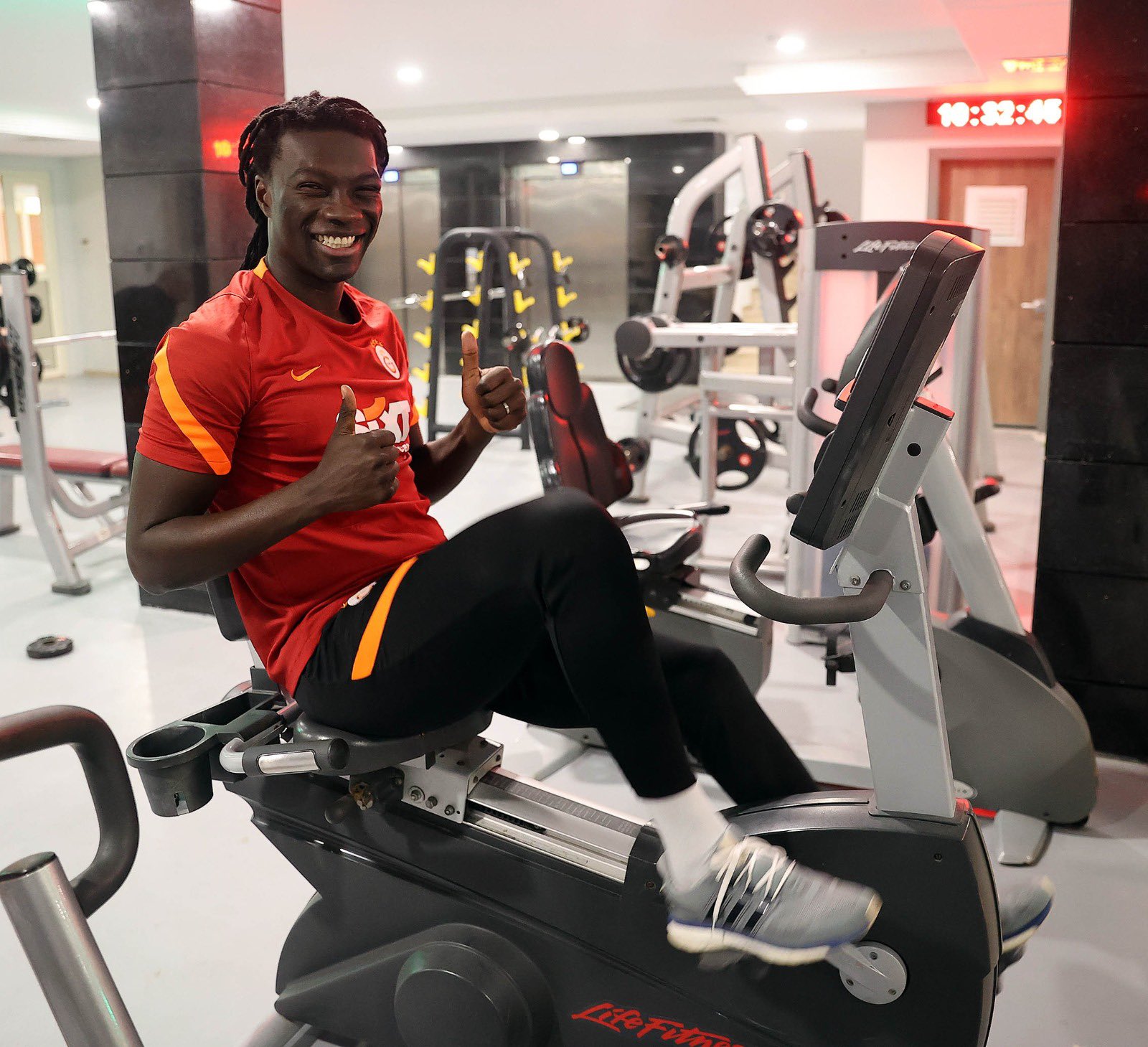 Gomis Galatasaray ile İlk İdmanına Çıktı