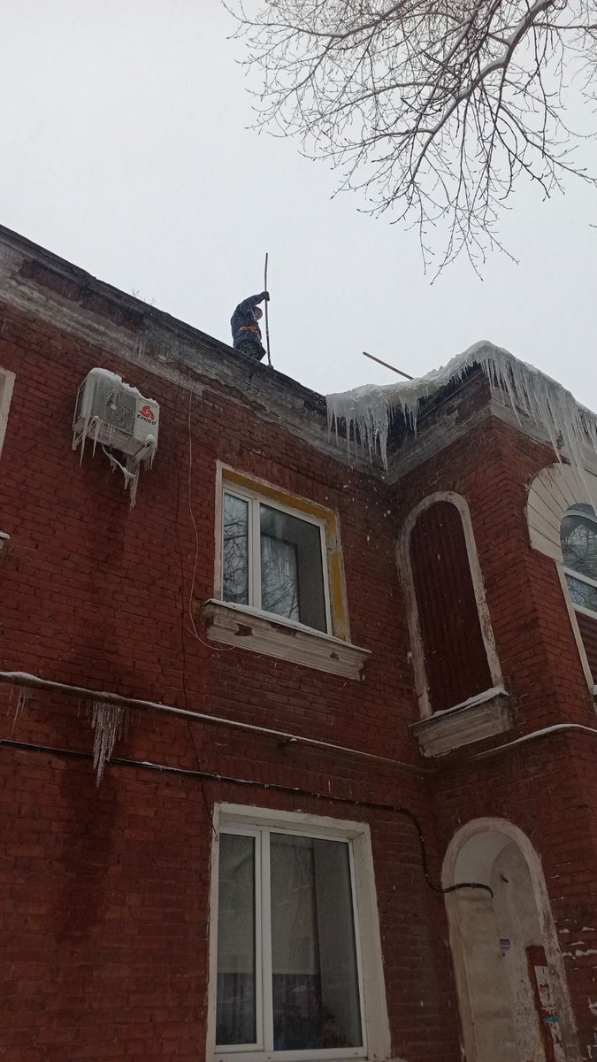 Очистка кровли жилого дома от снега и наледи по адресу, ул. Каховская, 62
<a href="/Rudakov_i_a/">Рудаков Игорь Александрович</a>, <a href="/adm_kir63/">Администрация Кировского района</a>, <a href="/UKvartal/">u_kvartal</a>