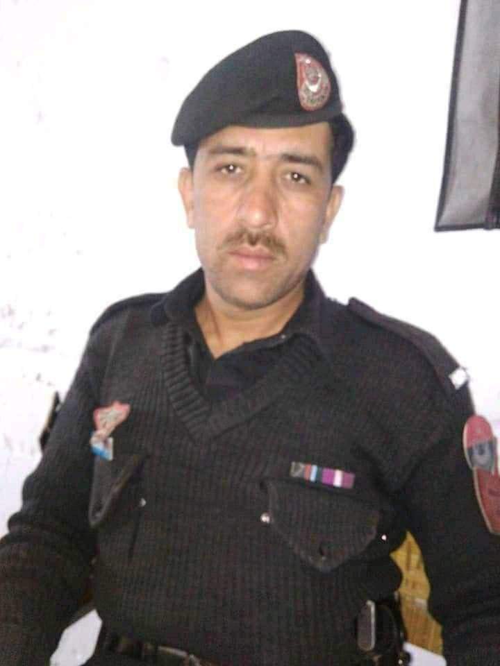 wazyrstan's tweet photo. بیړنی خبر!
نامعلومه وسله والو نن په پېښور کې دوه پاکستاني پولیس په ډزو وژلي او یو بل یې ټپي کړی دی.
د برید مسوؤلیت تر اوسه کومی ډلي پر غاړه نده اخستی https://t.co/p75CRchvcI