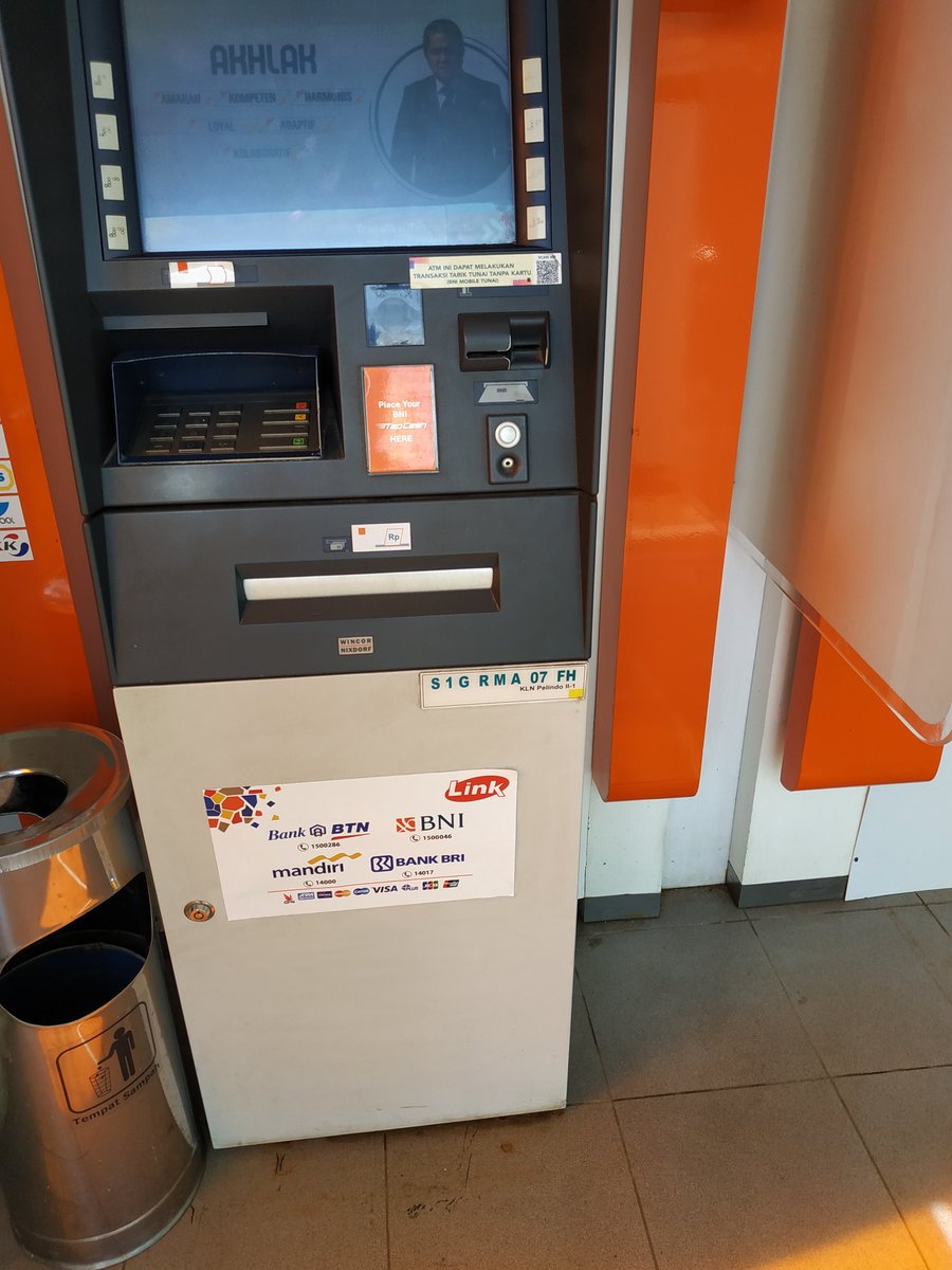 Dear Bank <a href="/BNI/">PT Bank Negara Indonesia (Persero) Tbk.</a> <a href="/BNICustomerCare/">CustomerCareBNI</a> mohon bantuannya layanan ATM WSID S1GRMA07FH pintu kaca bagian atas retak, khwatir pecah lalu menibani nasabah dan pintu saat di buka seperti mau lepas dari engsel. tks