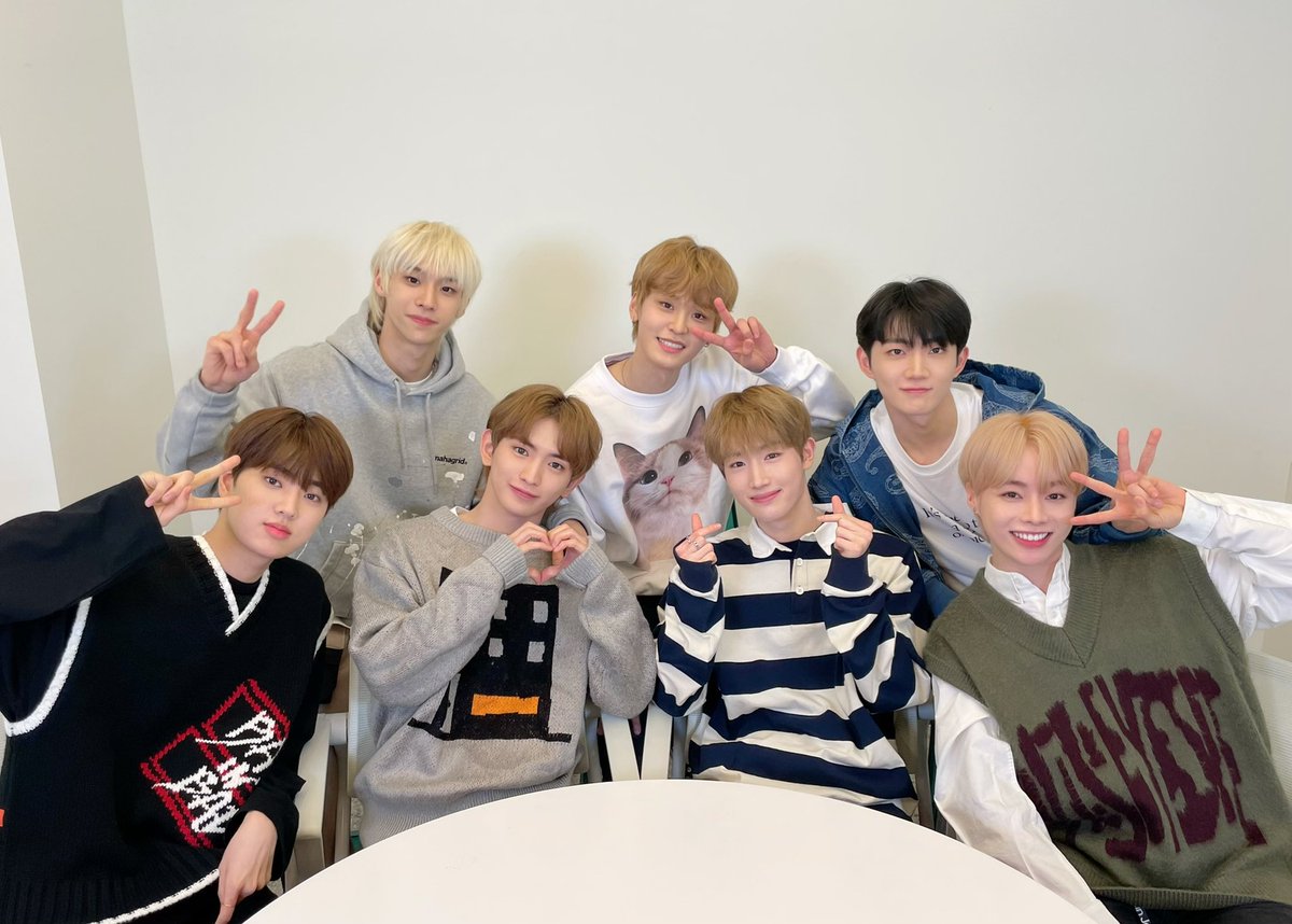 Hanbinvnfp's tweet photo. [📸TEMPIC] TEMPEST CẬP NHẬT ẢNH SAU BUỔI VLIVE ĐẦU TIÊN

22.02.03 #FIRST_VLIVE

#TEMPEST #TPST #템페스트 https://t.co/ofTdNOcW0b