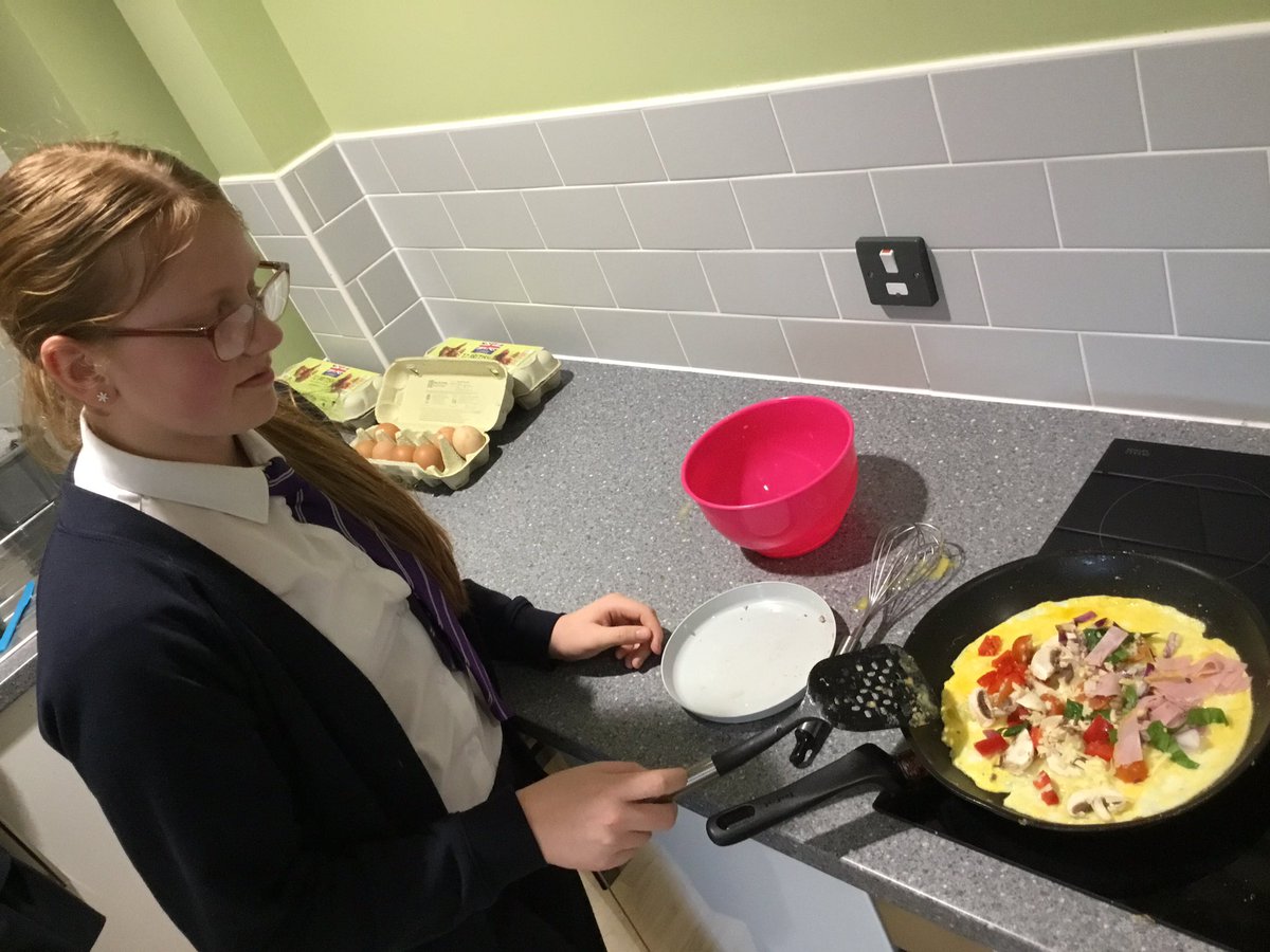 MrsJonesJPPS's tweet photo. Making tasty omelettes in Year 6 for our Enrichment Day on Wednesday! We got to choose from a range of healthy fillings and eat them with our friends! @JubileeParkPS 🌟💜🍳🫑🧅🥓🧀 https://t.co/jdxK7yAJeR