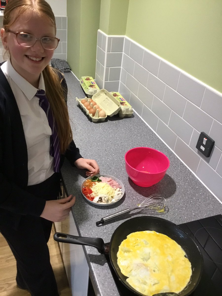 MrsJonesJPPS's tweet photo. Making tasty omelettes in Year 6 for our Enrichment Day on Wednesday! We got to choose from a range of healthy fillings and eat them with our friends! @JubileeParkPS 🌟💜🍳🫑🧅🥓🧀 https://t.co/jdxK7yAJeR