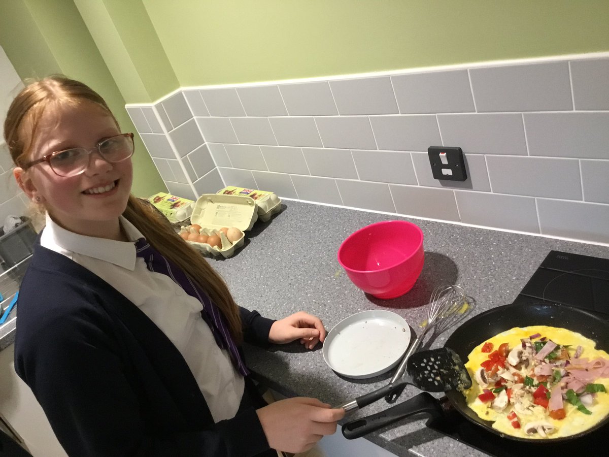 MrsJonesJPPS's tweet photo. Making tasty omelettes in Year 6 for our Enrichment Day on Wednesday! We got to choose from a range of healthy fillings and eat them with our friends! @JubileeParkPS 🌟💜🍳🫑🧅🥓🧀 https://t.co/jdxK7yAJeR