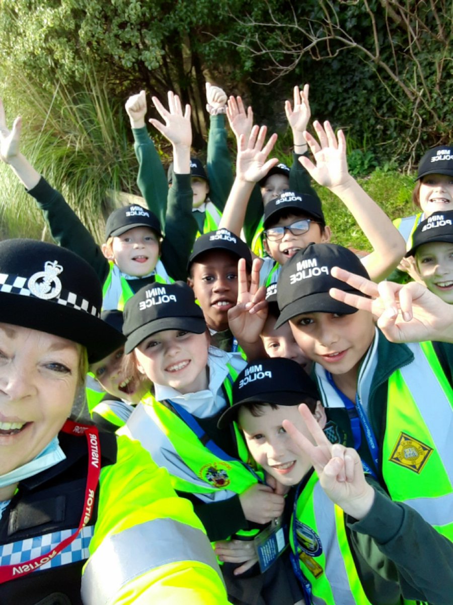 PlymouthVPC's tweet photo. Yr4 Mini Police @MoriceTownPS worked super hard helping their community 👏and working with @CleanOurPatch team Ash &amp; El  and PC Matt &amp; PCSO Sharon - thank you everyone 🤩#cleanourpatch #community @KCPTPlymouth @DSMarkWilliams @DCPolVolunteers @DC_Police https://t.co/pwbbgAsKnk