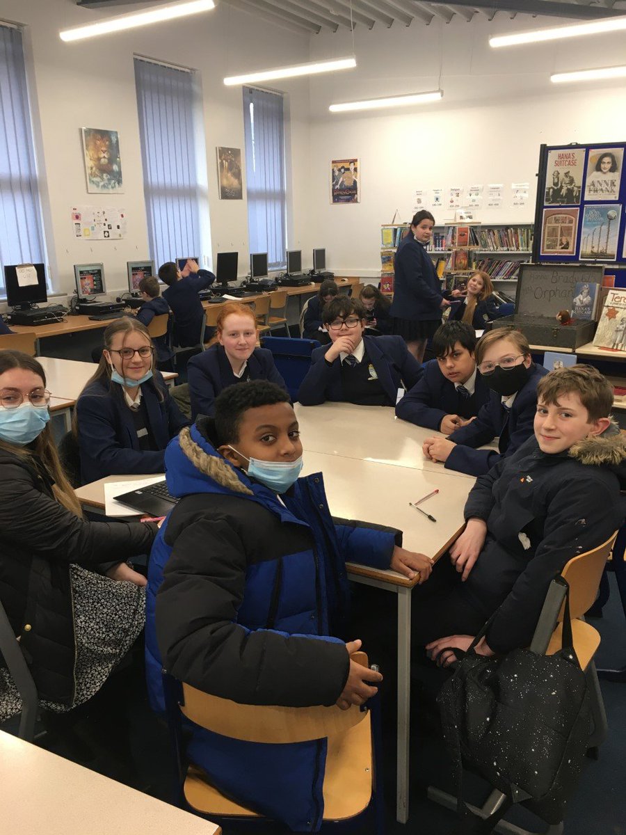 First meeting of the #plasticpioneers in <a href="/TheHubASCC/">💙</a> after school.  Great to see so many pupils showing they care about our community and the environment. <a href="/MflSaavedra/">A. Saavedra</a>