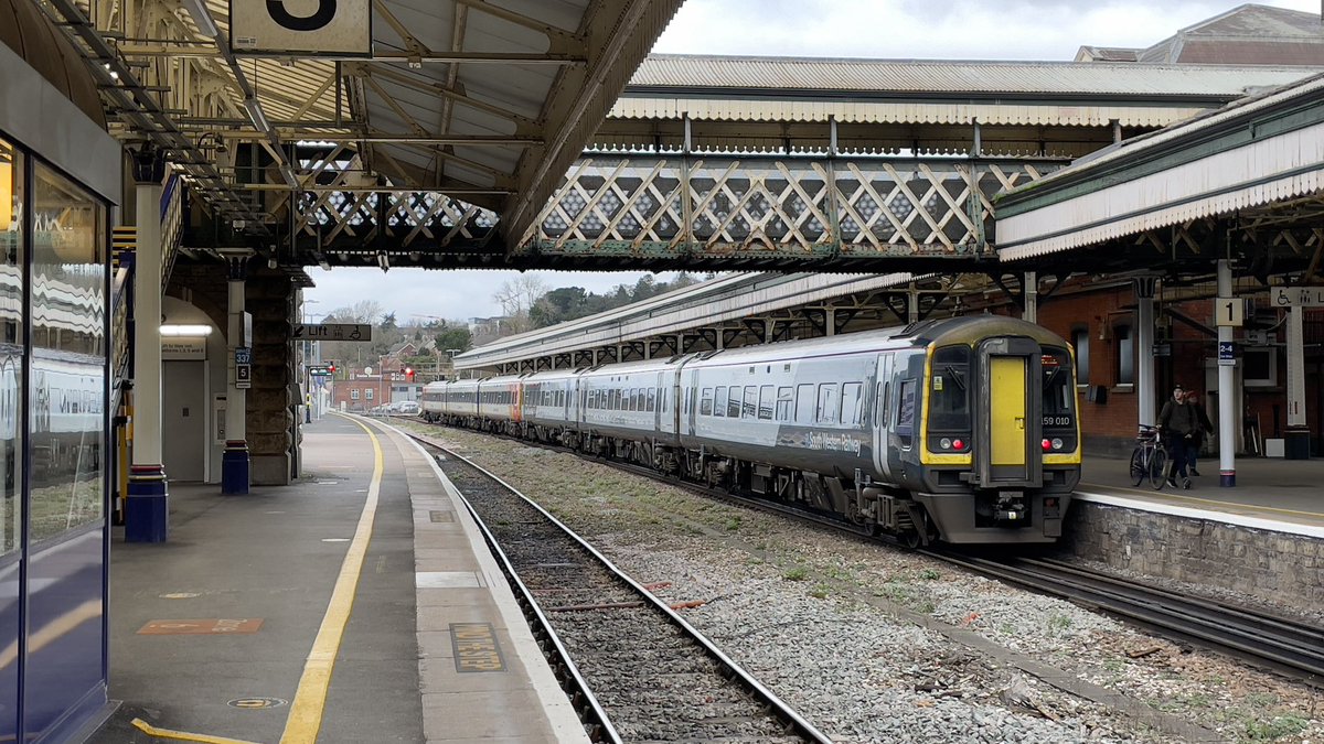 BenBroomfield_'s tweet image. 159010 standing at Exeter St Davids with 1Z87 from London Waterloo.

After the train had been secured, would form 5Z87 to Exeter New Yard.

#class159 #sprinter #swr #train #trains #railway #railways #DispatchersOfTwitter #railwayphotography #station