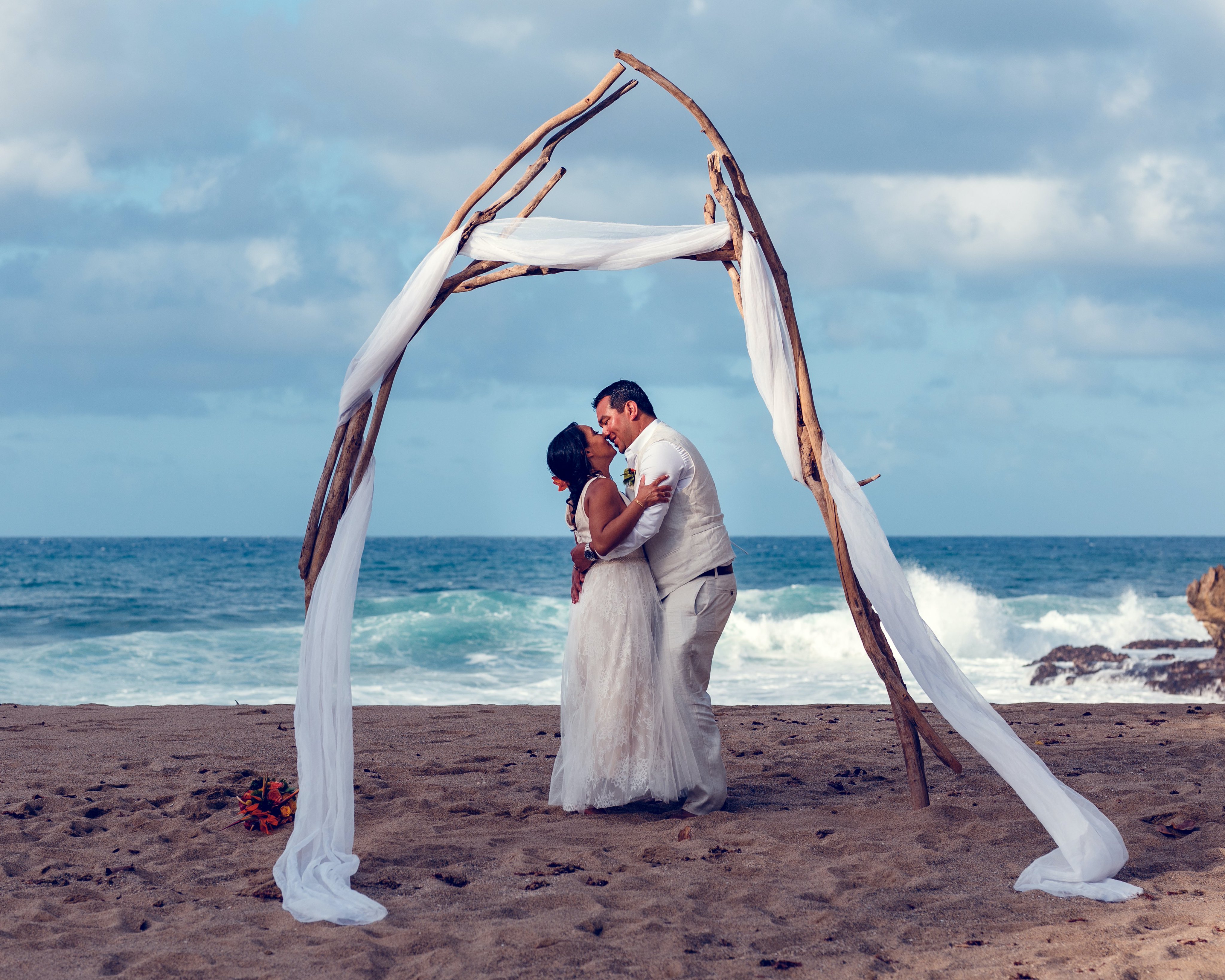 capítulo Hasta aquí recepción Puerto Rico Weddings on Twitter: "Stephanie &amp; Marlon said yes barefoot  in the sand at Puerto Hermina with a beautiful decor featuring a driftwood  arbor, simply stunning!✨ Photo: @AJRphotographyllc #wedding #romance # puertorico #