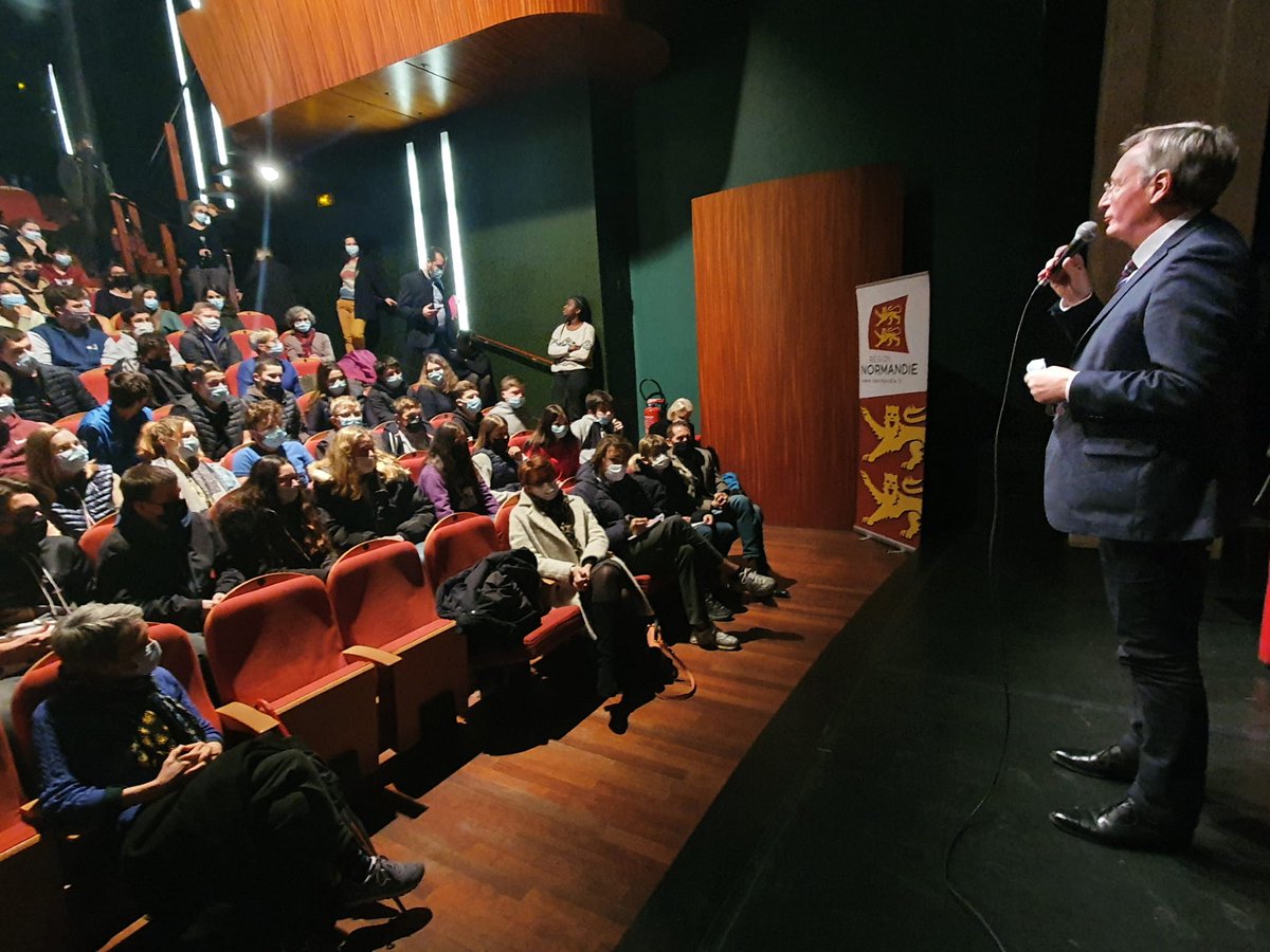 BayeuxOfficiel's tweet photo. #GDM2022 👉 @patrickgomont Maire de #Bayeux et VP de la @RegionNormandie en charge de la culture, a accueilli les lycéens de Bayeux et de Balleroy lors d'une représentation de la pièce "Alice a 17 ans" de la compagnie coutançaise #Dodeka, dans le cadre du #ParcoursRegards https://t.co/k4fYrLIsCZ