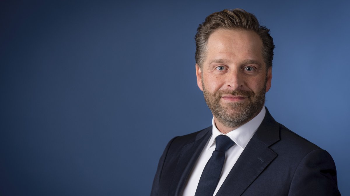 Minister Hugo de Jonge wil bij de bouw van 1 miljoen nieuwe woningen ook rekening houden met klimaatverandering. Daarvoor is een 'nationale maatlat' nodig, schrijft hij aan de Tweede Kamer h2owaternetwerk.nl/h2o-actueel/de…
