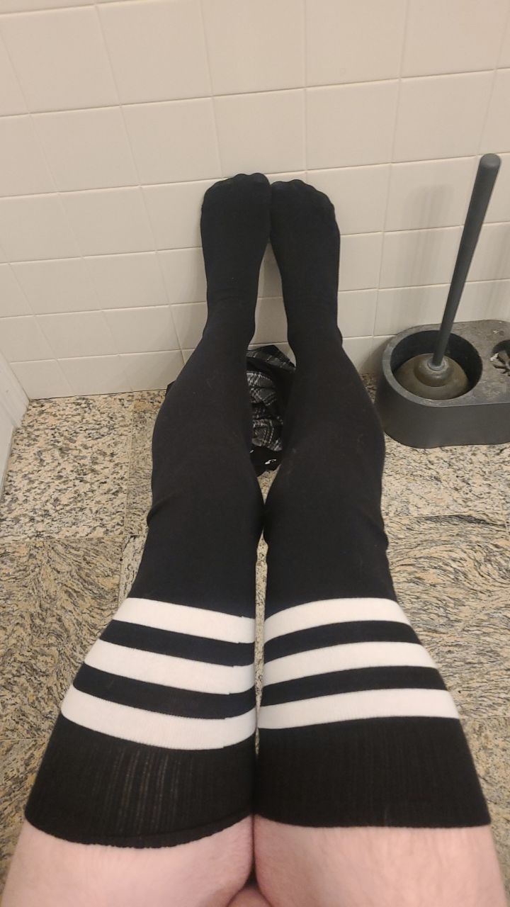 1 pic. More of my new long socks :3 https://t.co/oWehPEVUn9