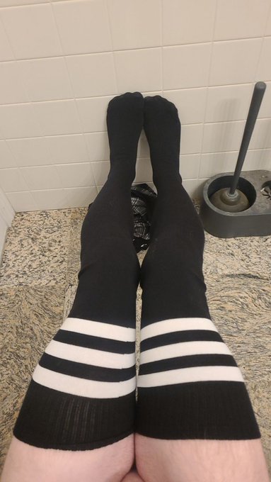 1 pic. More of my new long socks :3 https://t.co/oWehPEVUn9