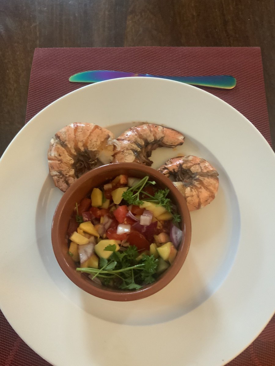 King prawns. Fruits de Mer  #FishyFebruary #FatBellyProject #MangoSalsa 😋😋😋. My last posting for a while as I will be doing Singleton things 😂😂😂 @leesah_zimbo but back soon @FireChief_zw @ngoni_ @BeautyZhuwao @Empress00213061  so rate me please @KingJayZim @TeamFuloZim