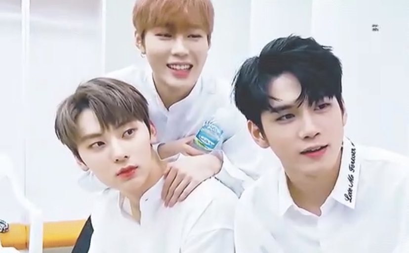 onglamjwi's tweet photo. Onge and MinHyunnie: 
your friends = my friends 😂

Happy to see Hwang Cloud with <At Eighteen> squad 😇

OngHwangCloud + At Eighteen squad = Best supportive squad 💓
#옹성우 #OngSeongwu https://t.co/6gxsYLrwji
