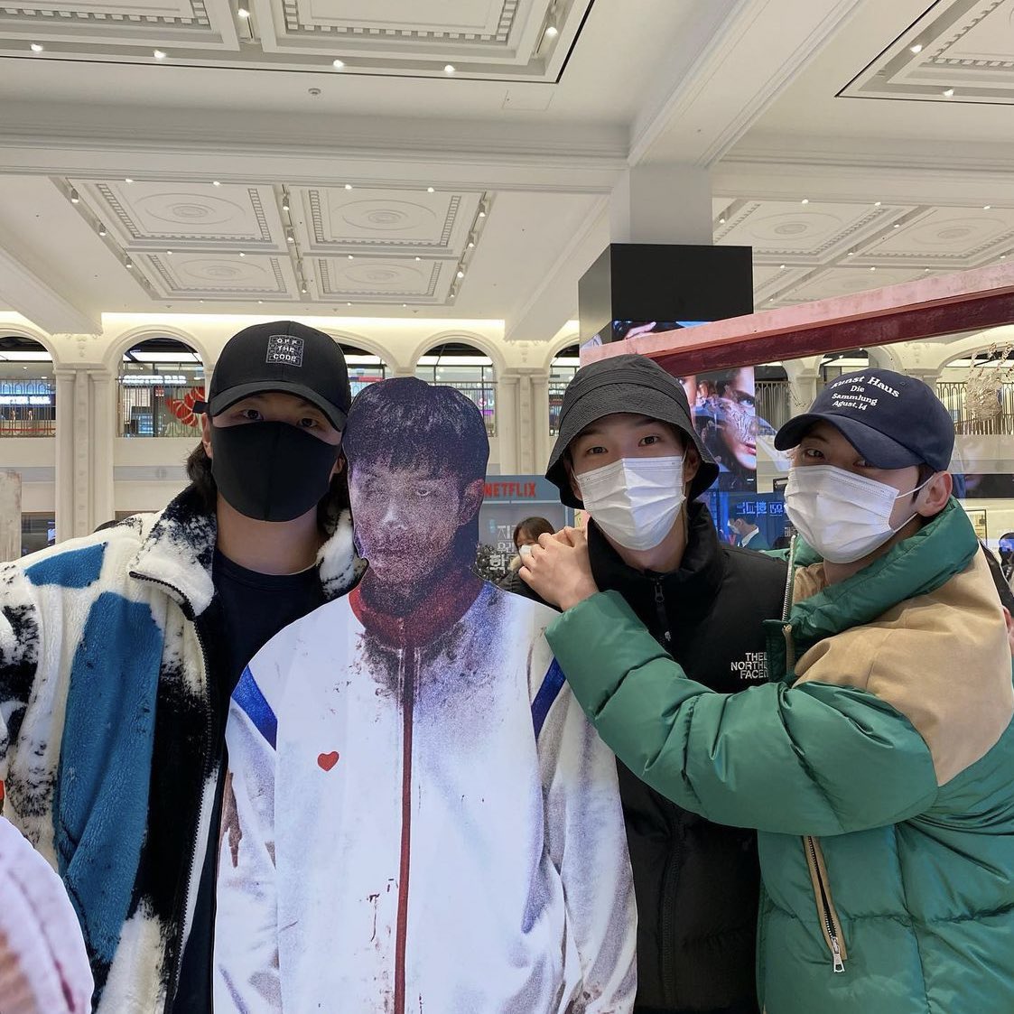 onglamjwi's tweet photo. Onge and MinHyunnie: 
your friends = my friends 😂

Happy to see Hwang Cloud with <At Eighteen> squad 😇

OngHwangCloud + At Eighteen squad = Best supportive squad 💓
#옹성우 #OngSeongwu https://t.co/6gxsYLrwji