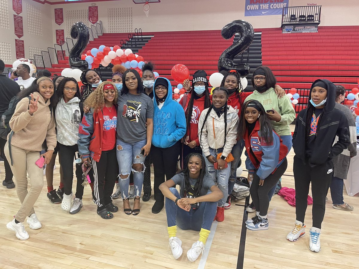 Congratulations to our very own, <a href="/BlessingFowler/">Blessing fowler</a> for signing her NLI to <a href="/ParkUniversity/">Park University</a> @SkylineAlumni <a href="/CoachJJ1/">Coach JJ</a> <a href="/SkylineAthDept/">Skyline HS Athletics</a>