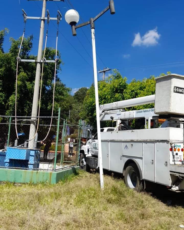 InfoAgenda_Mor's tweet image. #03Feb | Habitantes del poblado de #Chamilpa retuvieron durante más de dos horas una camioneta de @CFEmx, luego de que el personal llegó a bajar las cuchillas del pozo 3 del @SAPACCuernavaca.