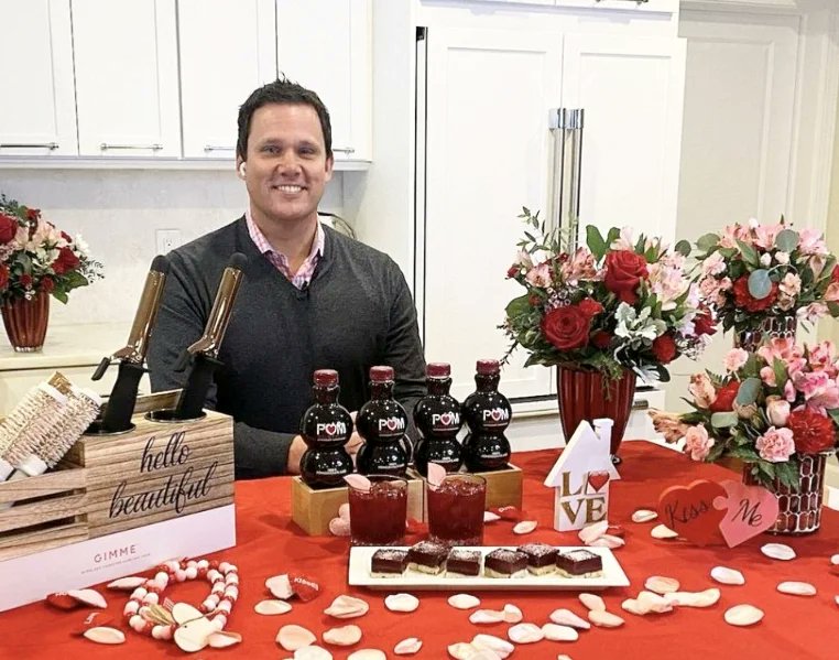 DailyLounge's tweet photo. @bobguiney is helping us create a romantic atmosphere for Valentine's Day while also sharing a few gift ideas! https://t.co/T9DQDx169u #valentines #valentinesday #pomwonderful #gimmebeauty #teleflora #UHC https://t.co/LkSIWkaSMt
